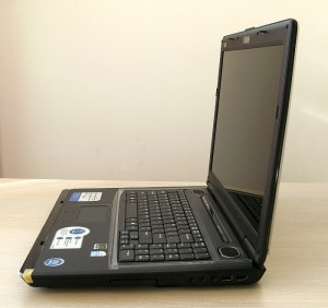 laptop ASUS PRO72Q-7S008- отстрани