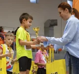 На 6 и 7 декември Ardes.bg имаше честта да бъде официален партньор и спонсор на едно от най-вдъхновяващите събития в детския спорт за тази година – Атлетическа Лига GOKIDS, съвместно с Motorola България. Събитието събра над 800 деца и юноши от 5 до 17-годишна възраст.  В продължение на два дни залата беше изпълнена с мотивирани деца, които се състезаваха в няколко дисциплини: – 60 метра – 800 метра – Бягане с препятствия – Скок дължина  Като официални партньори имахме удоволствието да наградим най-добрите атлети във всички възрастови групи. Нашият тийм лидер Александра Петрова връчи 22 награди – 11 за момчета и 11 за момичета – от името на Ardes.bg.  Благодарим на Атлетическа лига GOKIDS за доверието и за възможността да бъдем партньори в толкова значимо събитие. Тази подкрепа не е еднократен жест — и занапред ще инвестираме усилия и ресурси в българския спорт и в децата, които искат да се развиват и да постигат повече. За нас подкрепата към младите таланти е инвестиция в бъдещето – в деца, които растат активни, мотивирани и способни да осъществяват целите си.